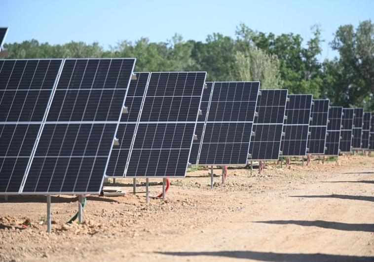 Parque fotovoltaico en fase de construcción en la zona de El Barco de los Frailes, en Boecillo.