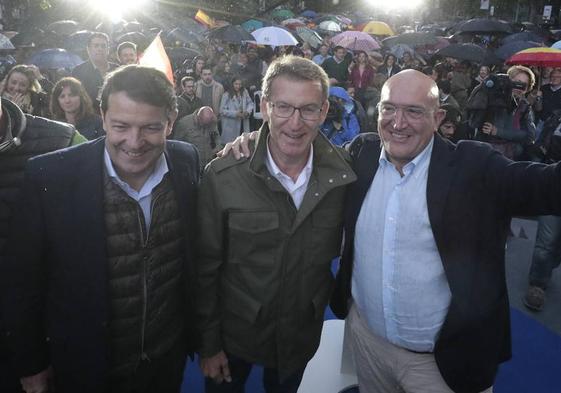 Alfonso Fernández Mañueco, junto a Alberto Núñez Feijóo y Jesús Julio Carnero en el acto central de campaña, en Recoletos.