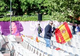 Un hombre coloca banderas de España en un mitin del Partido Popular este sábado en Getafe.