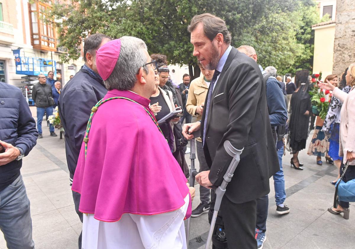 El arzobispo Argüello se interesa por la evolución de la rodilla de Óscar Puente antes de la ofrenda floral en honor del patrón.