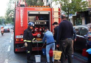 El reventón de una tubería deja sin agua toda la noche a vecinos de San Millán