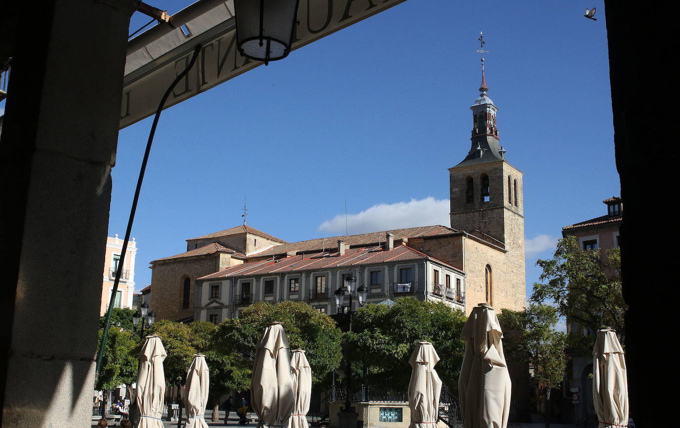 Vista de la iglesia de San Miguel desde la Plaza Mayor de Segovia.