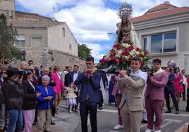 Los quintos portan la imagen de la Virgen por las calles de Íscar.