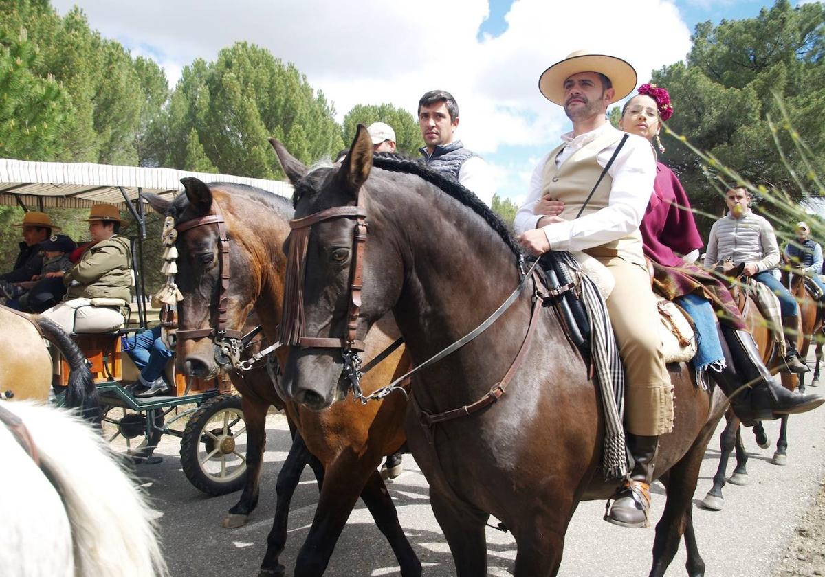 Los jinetes recorren el camino hasta la ermita de Sacedón.