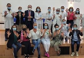 El personal de la unidad premiada posa con el delegado de la Junta, José Antonio Rubio.