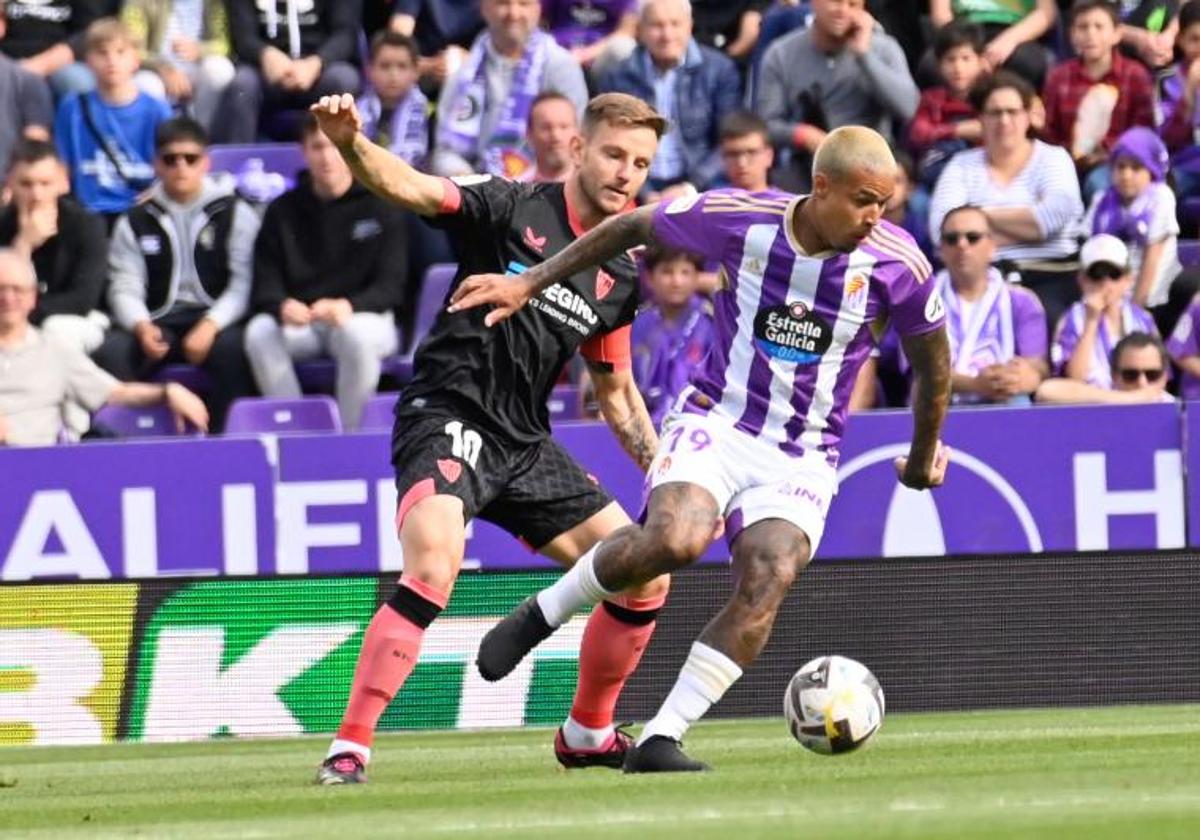 Kenedy trata de proteger el balón ante Rakitic durante el Real Valladolid-Sevilla de este domingo.