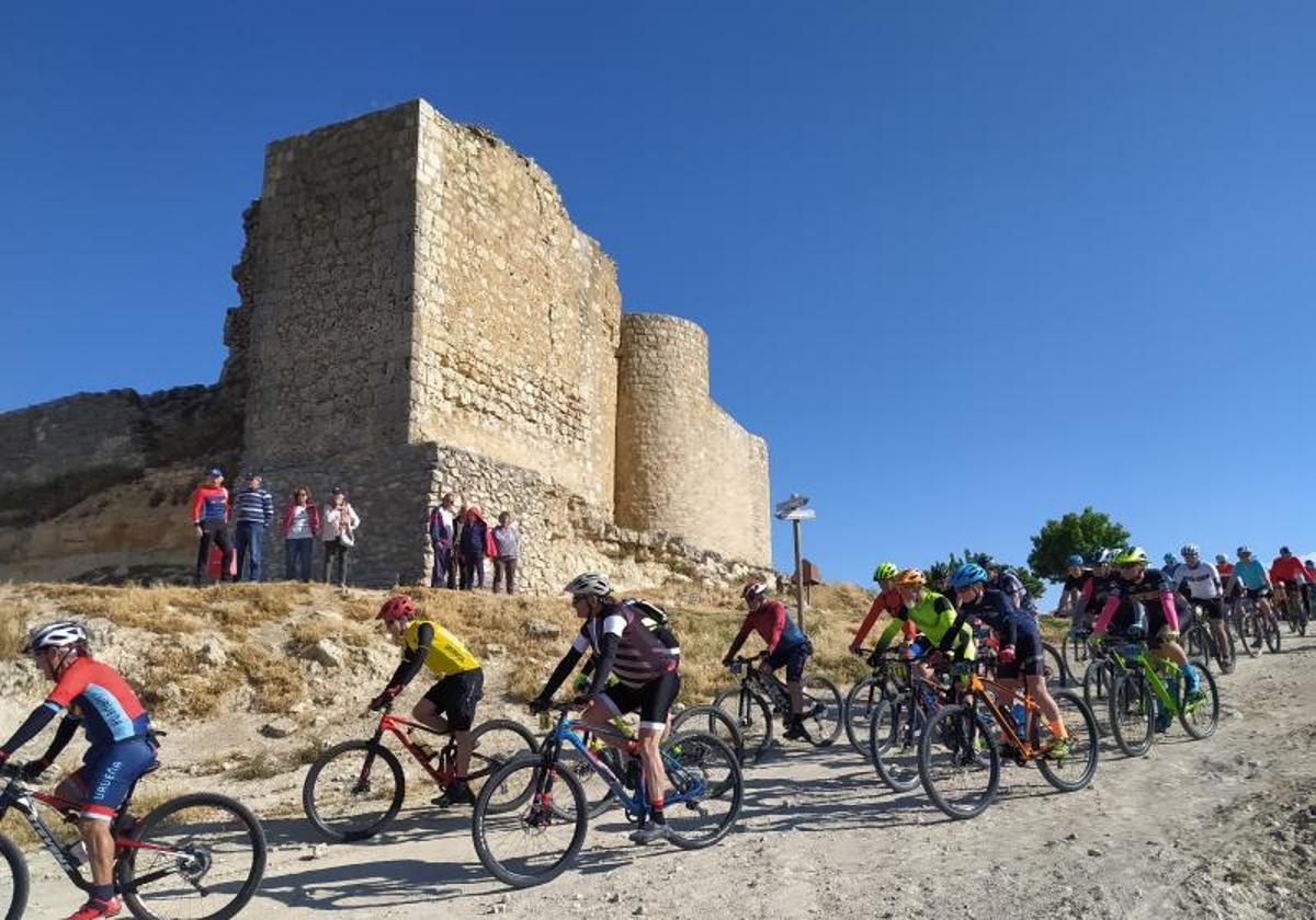 Paso de los ciclistas junto a las murallas de Urueña.