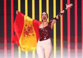 Blanca Paloma luce la bandera de España durante su actuación en Eurovisión.