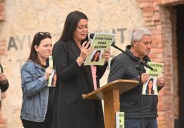La hermana y padre de Esther López, en el acto celebrado este domingo en Traspinedo.