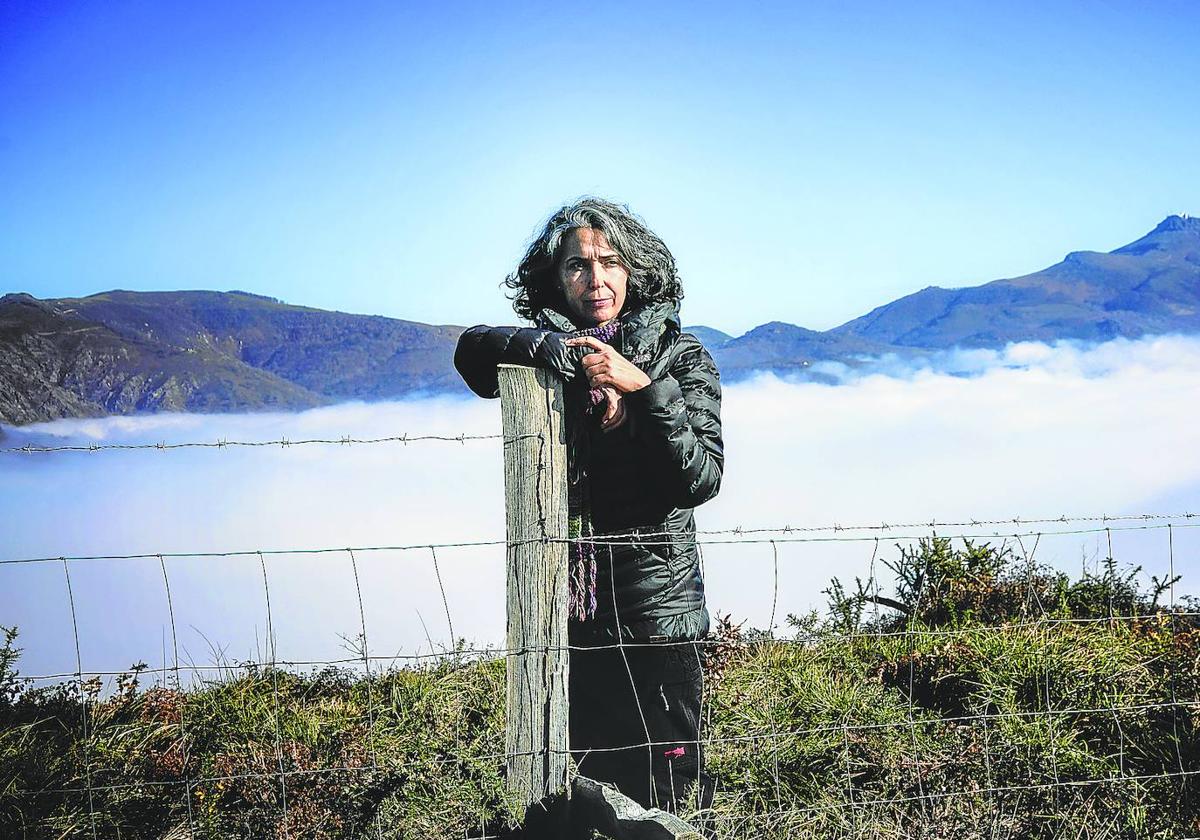 Edurne Portela, en las montañas entre Oiartzun y Lesaka, con el collado de San Ignacio al fondo