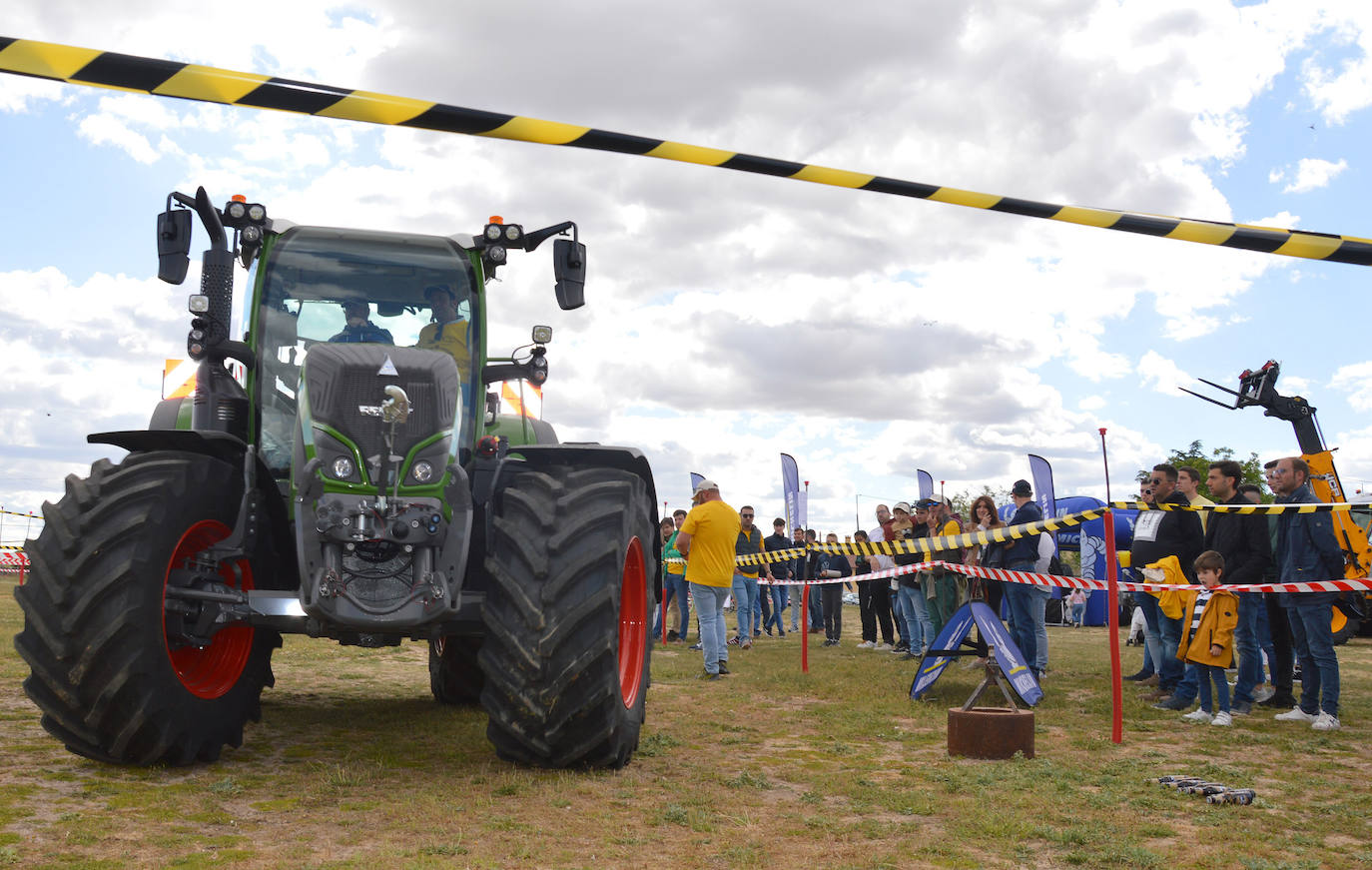 Concurso de habilidad con el tractor en Escarabajosa de Cabezas