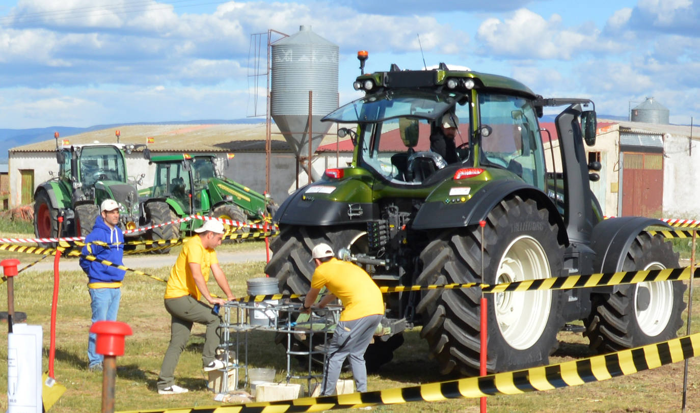 Concurso de habilidad con el tractor en Escarabajosa de Cabezas