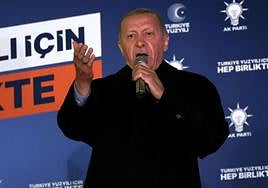 El presidente turco Tayyip Erdogan se dirige a sus partidarios en la sede del Partido.