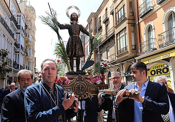 Los cofrades portan a San Isidro, este lunes en procesión por la Calle Mayor.