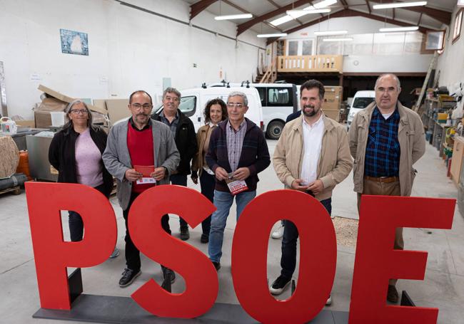 Luis Tudanca, con miembros de la candidatura socialista de El Burgo de Osma.