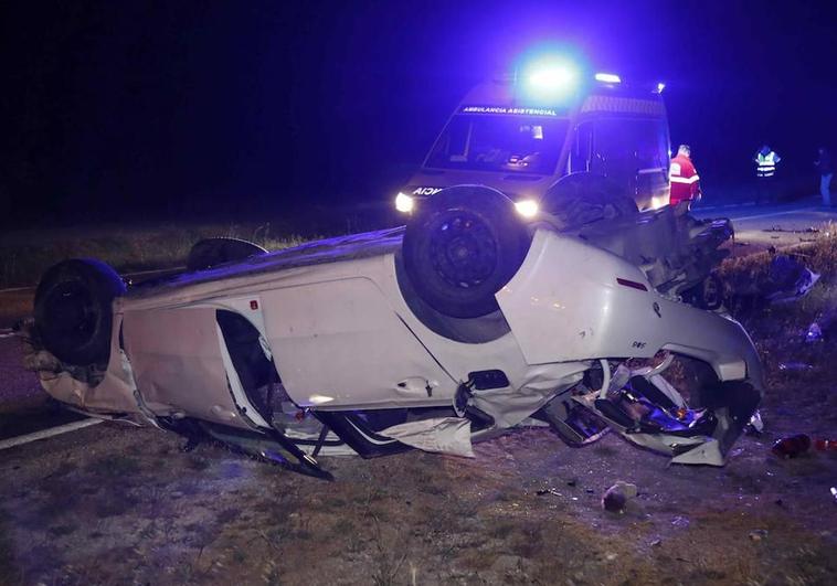 El turismo donde viajaban las dos mujeres ha quedado destrozado.