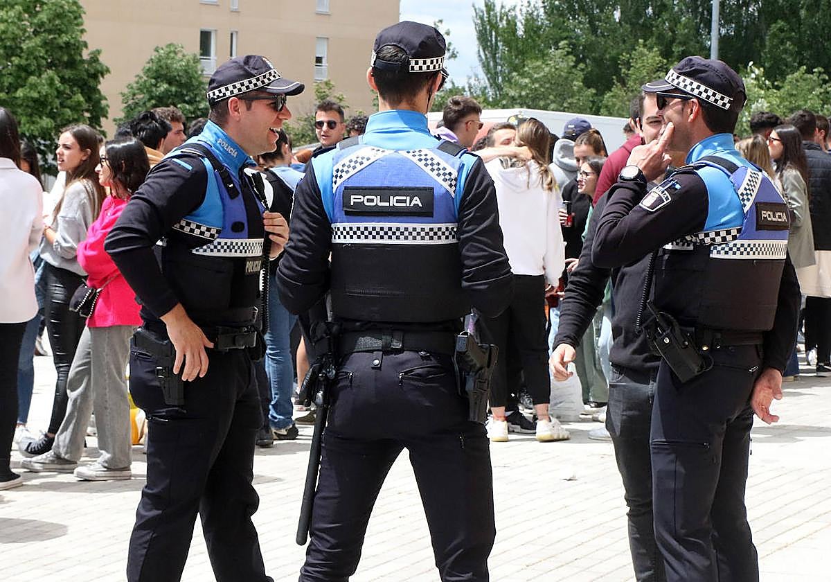 Policía Local, en las proximidades de la plaza de toros durante la celebración del 'Burladero Show'.