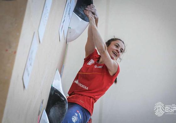 Itziar Martínez sonríe en plena escalada.