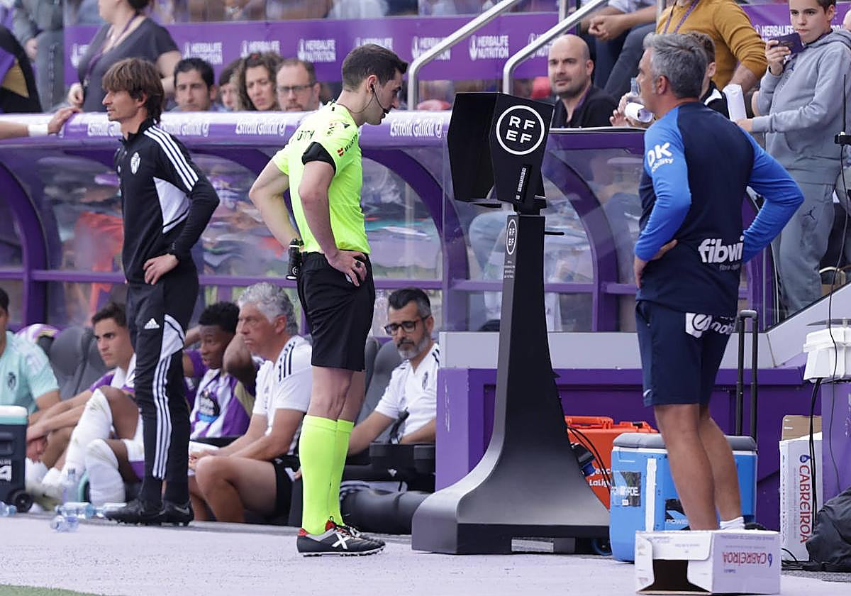 Muñiz Ruiz revisa en la pantalla el penalti de Larin en el Valladolid-Mallorca.
