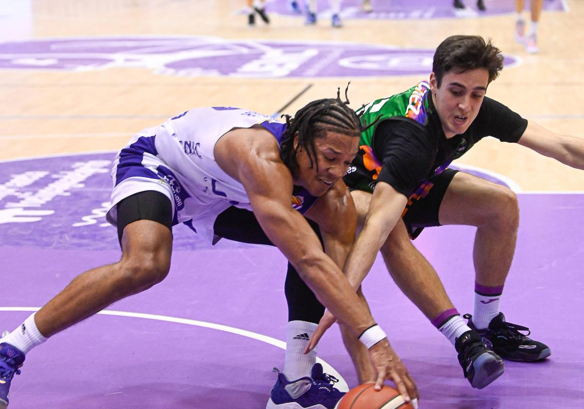 Pantzar lucha por el balón con un jugador del Cáceres.