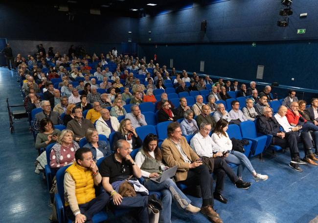 Asistentes al debate en el centro cívico Zona Este. En primera fila, algunos de los asesores y miembros de las candidaturas.