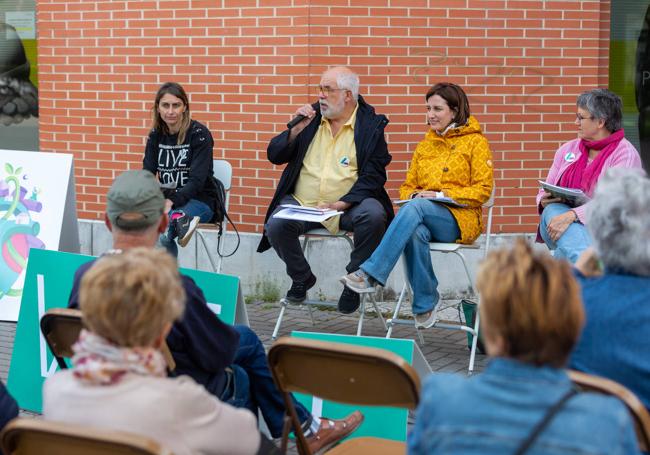 María Sánchez y los miembros de la lista de Valladolid Toma la Palabra, en Parque Alameda a la hora a la que se celebraba el debate.