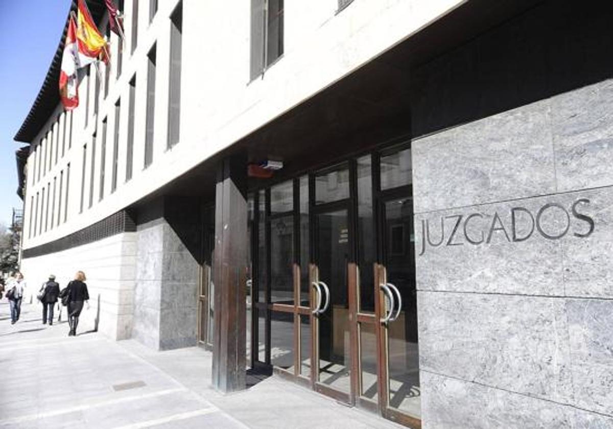 Acceso a los juzgados de la calle Angustias de Valladolid.