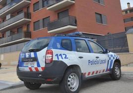 Una patrulla de la Policía Local de Arroyo junto a un edificio situado en la misma zona.