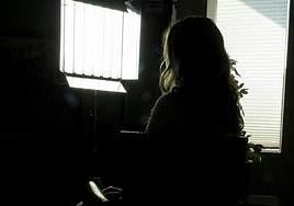 Una mujer víctima de violencia de género, durante una entrevista.