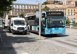 Un autobús y una furgoneta de reparto, en la avenida Padre Claret.