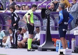 Muñiz Ruiz revisa en la pantalla el penalti de Larin en el Valladolid-Mallorca.