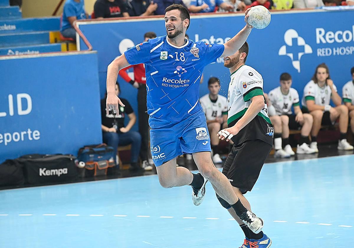 Álvaro Martínez finaliza un contraataque ante Anaitasuna.