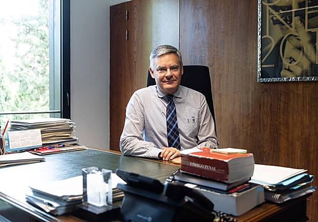 El magistrado Martín Maestro, en su despacho.