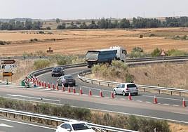 Tráfico cortado en Frómista en la A-67 en sentido Palencia a la altura de Frómista y desviado por la N-611 durante unas obras, en una imagen de archivo.
