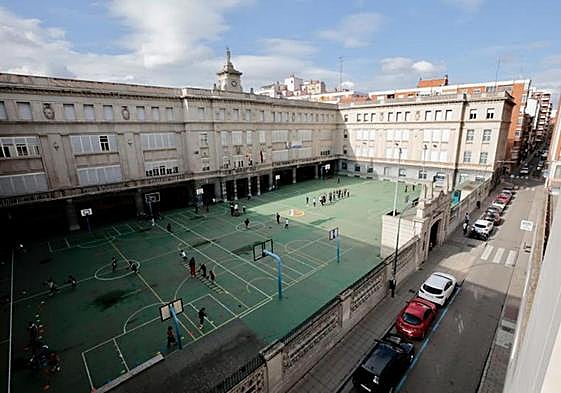 Vista del patio y del edificio del Colegio Nuestra Señora de Lourdes.