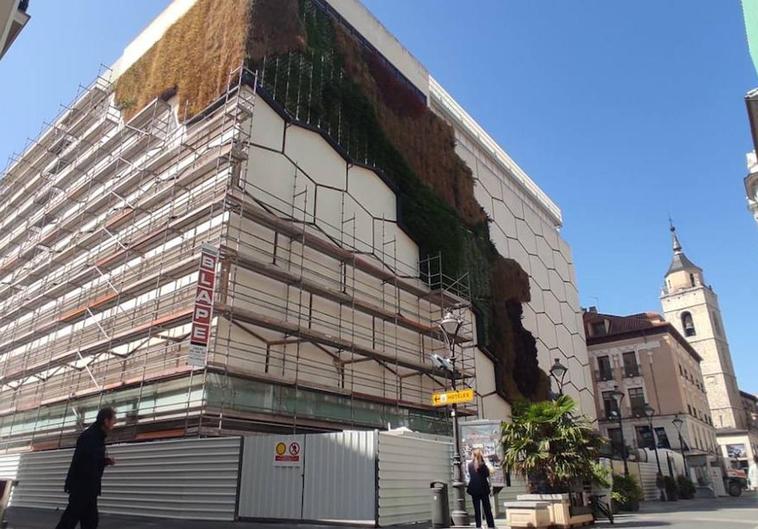 Andamios en el edificio del antiguo El Corte Inglés de Constitución.