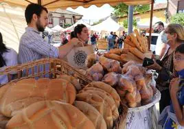 Venta de pan, en la feria del año pasado en Grijota.