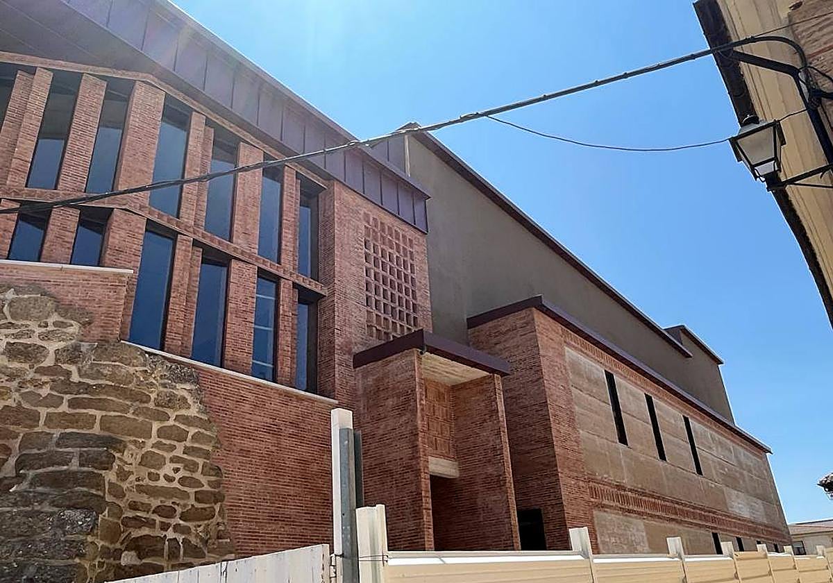 El futuro Centro de Artes Escénicas, al que el suministro eléctrico le llegará con placas solares del pabellón de deportes.