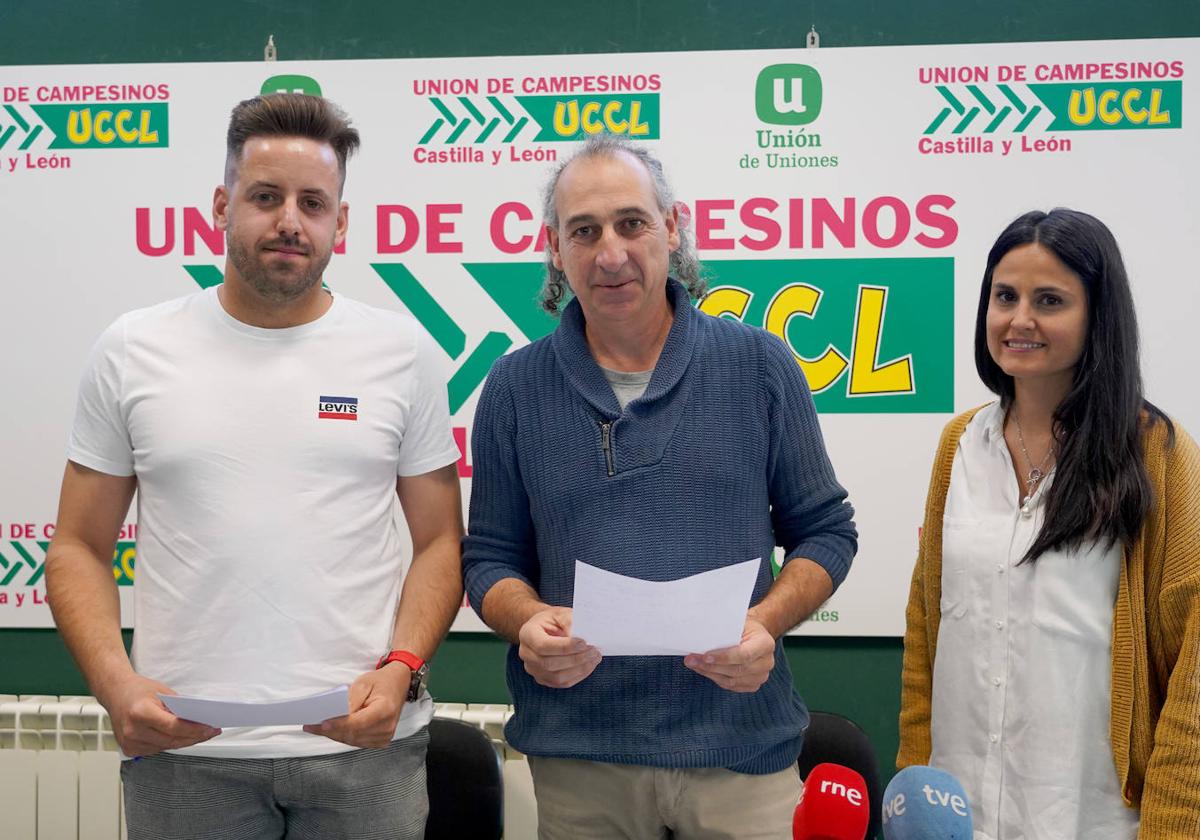 Los representantes de UCCL durante la rueda de prensa para hablar de las próximas movilizaciones.