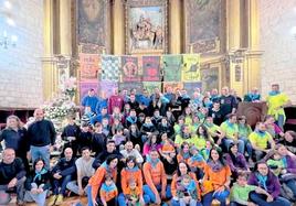 Peñistas de la localidad posan en el presbiterio de la parroquia.