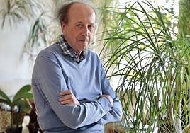 El psiquiatra Fernando Colina en su casa en Valladolid.