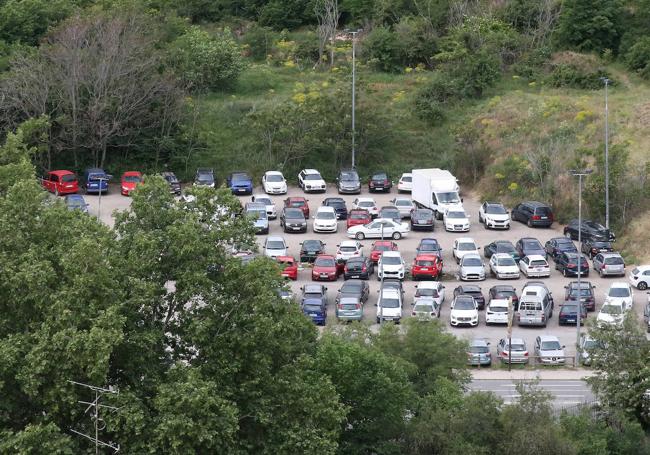 Decenas de coches estacionados en el entorno del Velódromo.