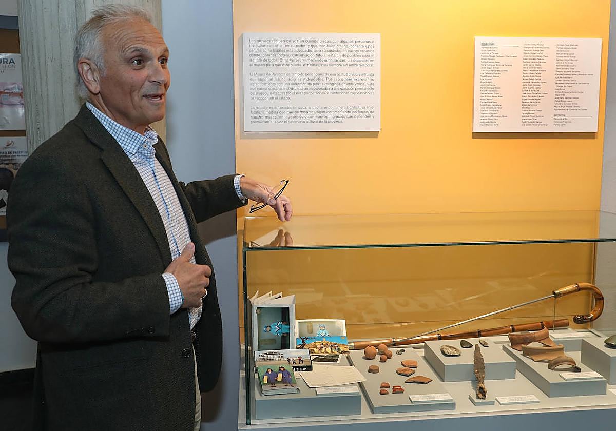 El director del museo, Javier Pérez Rodríguez, explica las piezas que componen la vitrina del donante.