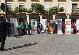 Asociaciones implicadas en la campaña, en la presentación en la Plaza Mayor.