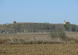 Paraje natural con la torre y ermita de Sayugo en Gozón de Ucieza.