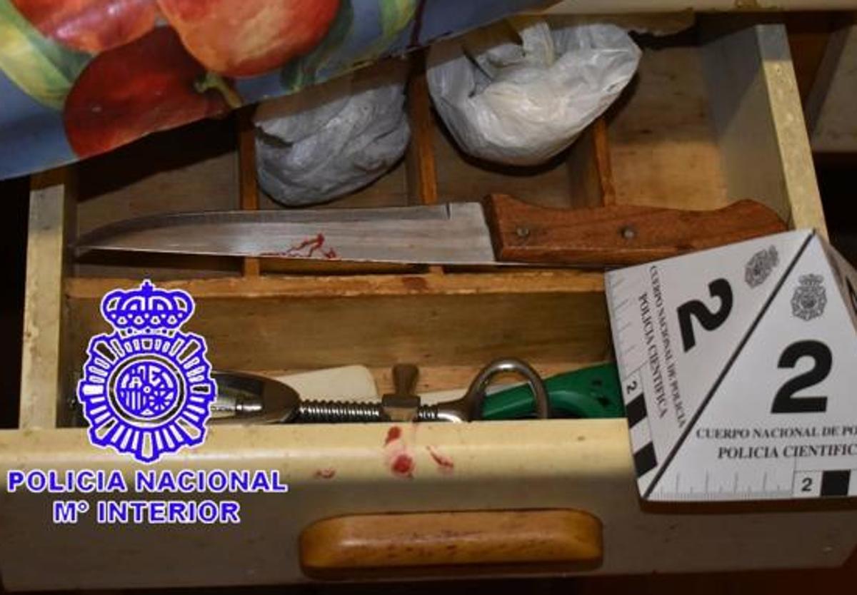 Cuchillo ensangrentado que fue recuperado por la Policía Nacional en un cajón de la vivienda del sospechoso.