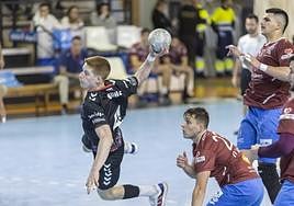 Nico Bono supera a la defensa del Recoletas en el choque de la primera vuelta.