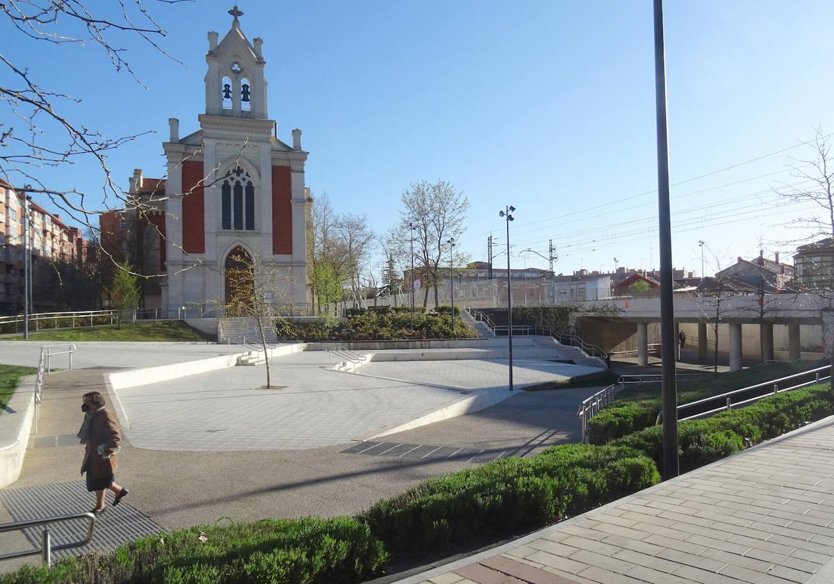 Plaza de Rafael Cano, donde se construyó un paso bajo las vías del ferrocarril.