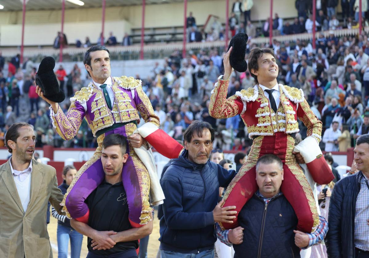 Emilio de Justo y Roca Rey salen a hombros de la plaza de toros de Valladolid el pasado 13 de mayo.