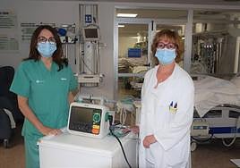 La doctora Miriam Prieto y la enfermera María Ángeles Antolínez, en la UCI del Hospital Río Carrión.